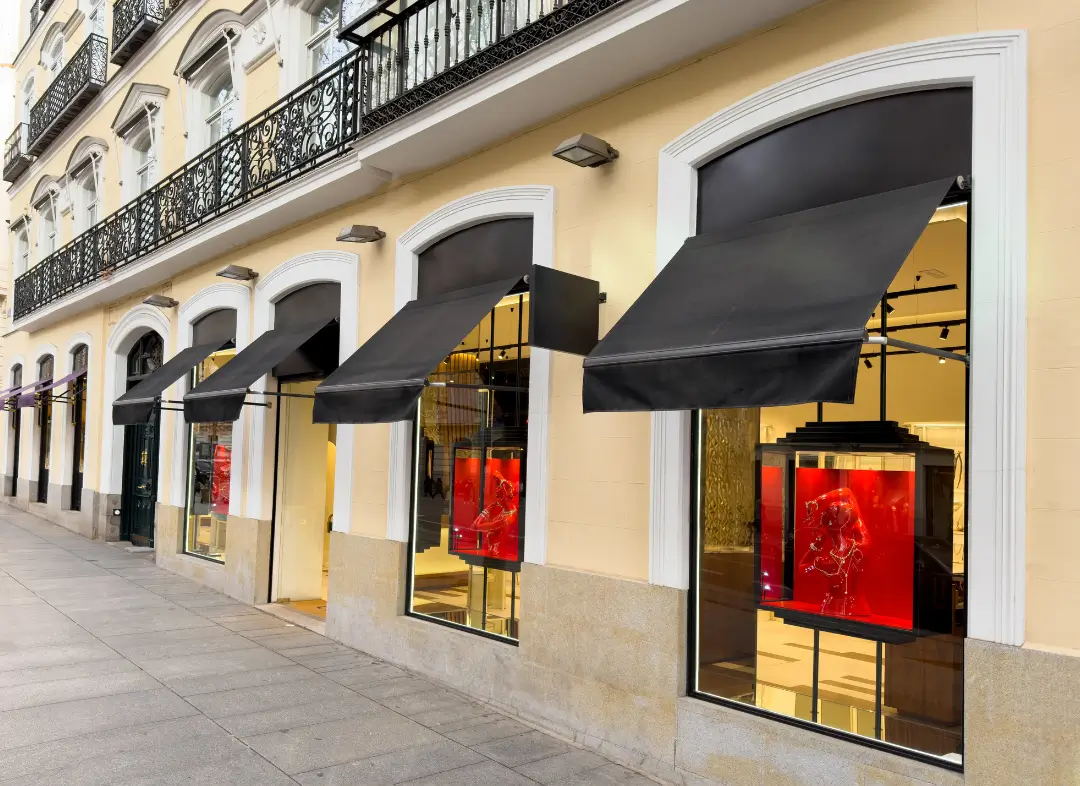 Façade vitrine de magasin en aluminium sur mesure à Dolus-d'Oléron